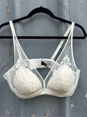 Understance white mesh detailed bra, size 40D